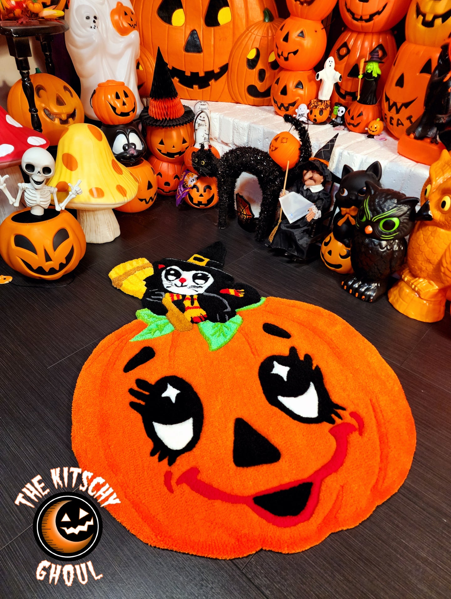 'Kitschy Cat & Pumpkin' Handcrafted Tufted Rug